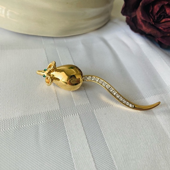 Vintage Butler signed mouse with a swinging tail brooch.Emerald green st… - Picture 4 of 11